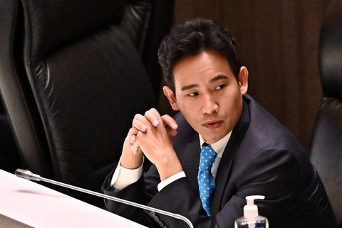 Thailand: Pita Limjaroenrat sitzt im Parlament mit Parteikollegen