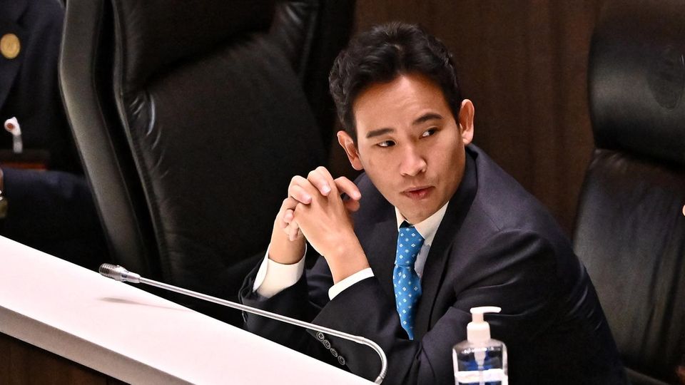 Thailand: Pita Limjaroenrat sitzt im Parlament mit Parteikollegen