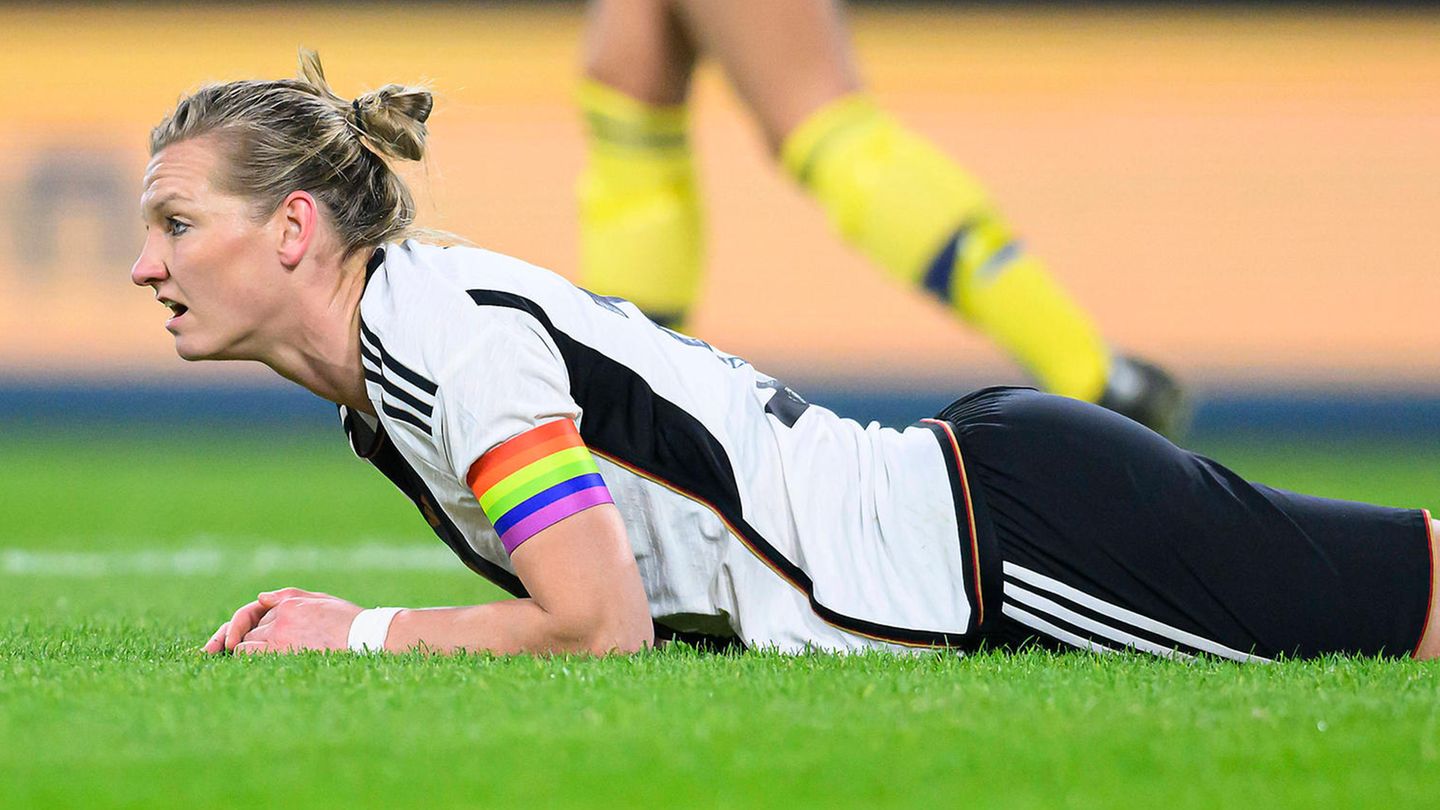 Alexandra Popp mit Regenbogenbinde