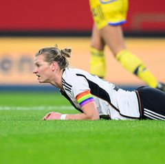 Alexandra Popp mit Regenbogenbinde
