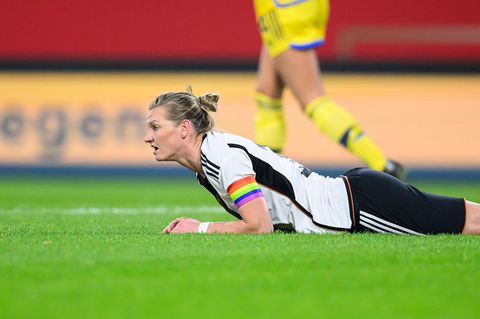 Alexandra Popp mit Regenbogenbinde