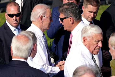 Smalltalk mit der Konkurrenz? US-Präsident Joe Biden und Senator Joe Manchin – der womöglich dritte Bewerber um das Oval Office