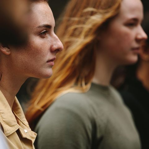 Symbolbild zum Thema Catcalling: Zwei junge Frauen im Profil