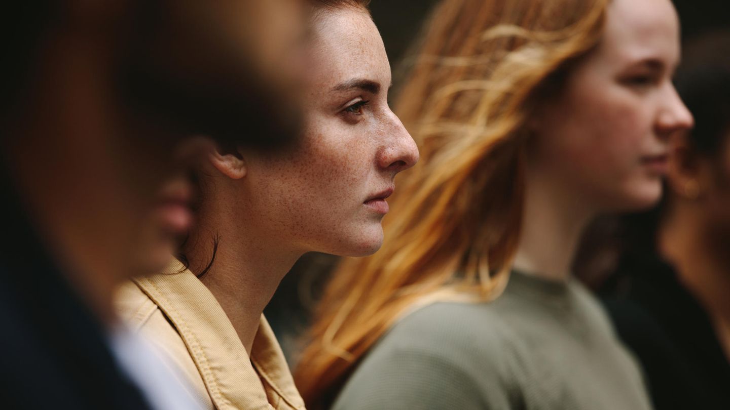 Symbolbild zum Thema Catcalling: Zwei junge Frauen im Profil