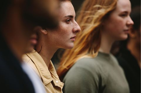 Symbolbild zum Thema Catcalling: Zwei junge Frauen im Profil
