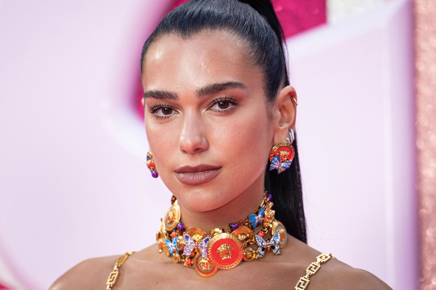 Dua Lipa bei der Premiere des "Barbie"-Films in London. Sie trägt einen strengen Pferdeschwanz und eine auffallende Kette