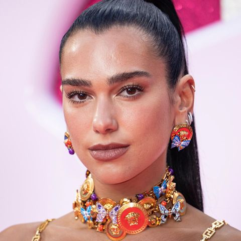Dua Lipa bei der Premiere des "Barbie"-Films in London. Sie trägt einen strengen Pferdeschwanz und eine auffallende Kette