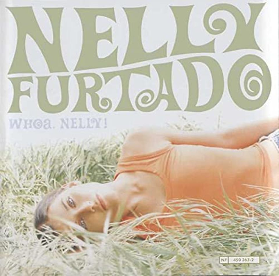 Dua Lipa names Nelly Furtado as a role model. Here Furtado lies on a meadow and looks into the camera. It is an album cover.