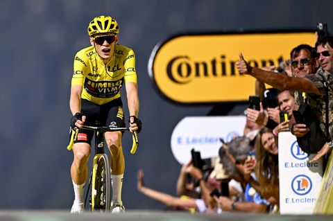 Jonas Vingegaard im Moment des Triumphes bei seiner Ankunft in Courchevel