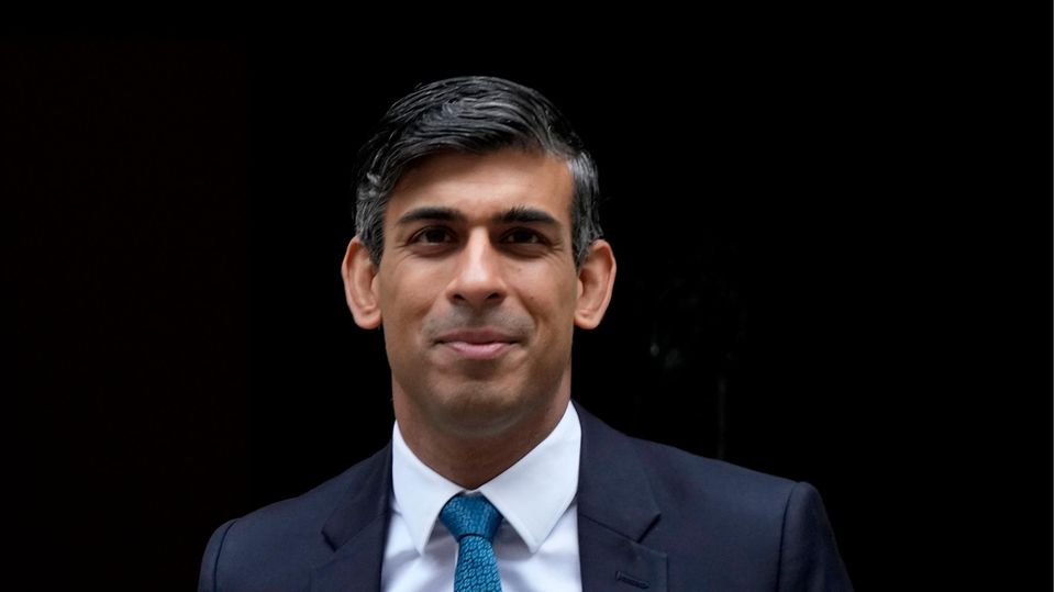 Großbritanniens Premierminister Rishi Sunak liegt mit seiner Tory-Partei in Umfragen 20 Prozentpunkte hinter Labour unter Keir Starmer.