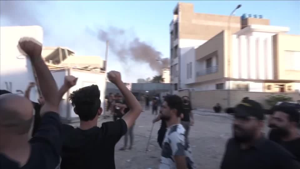 Video: Demonstranten zünden schwedische Botschaft in Bagdad an