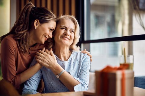 Eltern: Zwei Frauen, eine jüngere und eine ältere umarmen sich