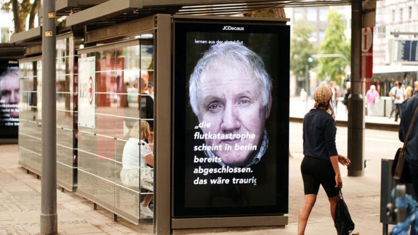 "Die Flutkatastrophe scheint in Berlin bereits abgeschlossen", heißt es auf einem Haltestellen-Plakat in der Hauptstadt