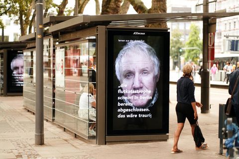 "Die Flutkatastrophe scheint in Berlin bereits abgeschlossen", heißt es auf einem Haltestellen-Plakat in der Hauptstadt