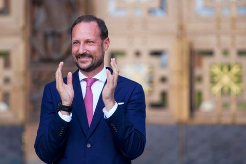Der norwegische Kronenprinz Haakon wird 50. Hier hebt er die Hände zum Applaus