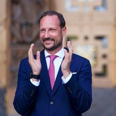 Der norwegische Kronenprinz Haakon wird 50. Hier hebt er die Hände zum Applaus