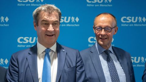 Markus Söder und Friedrich Merz, zwei Union-Männer, stehen nebeneinander und lächeln