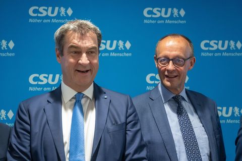 Markus Söder und Friedrich Merz, zwei Union-Männer, stehen nebeneinander und lächeln