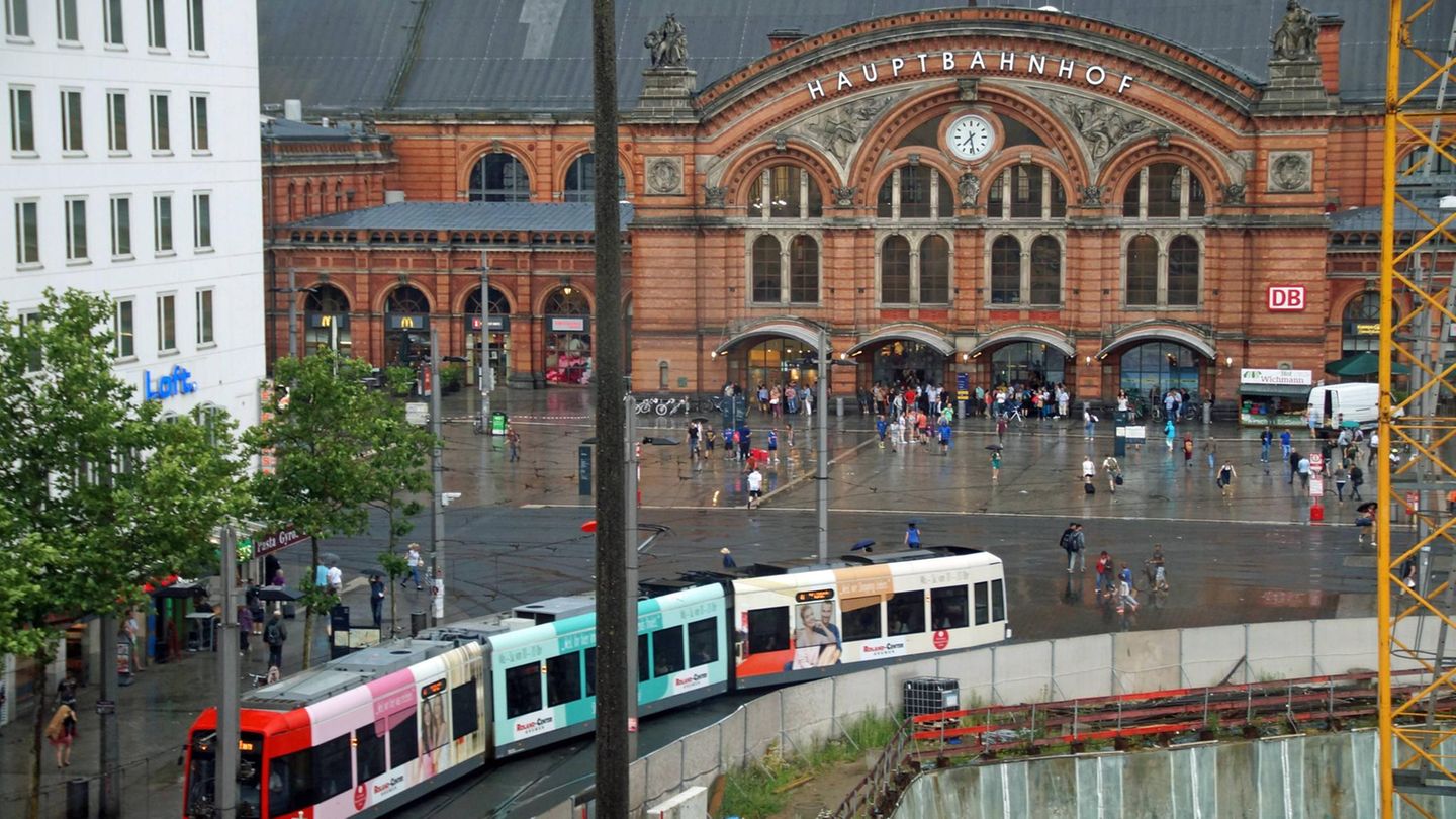 Niedersachsen 200 Menschen blockieren Abfahrt von Regionalzug STERN.de