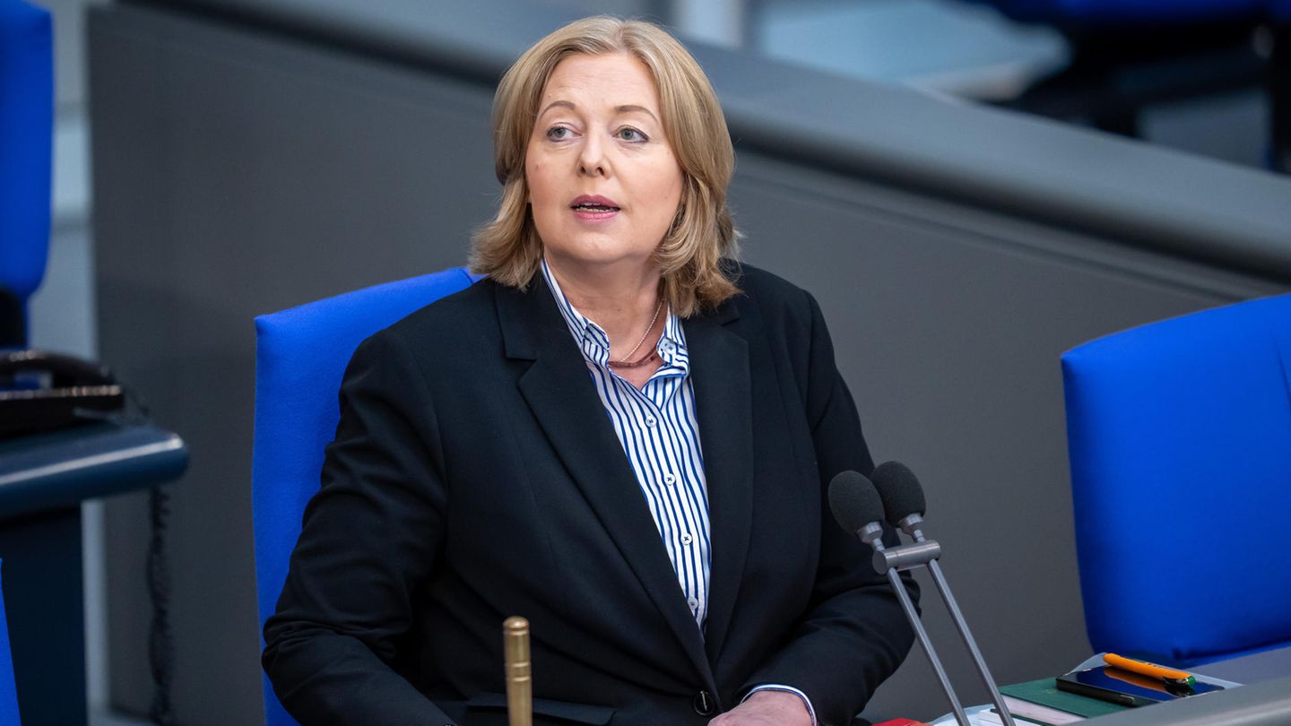 Bundestagspräsidentin Bärbel Bas (SPD) im Deutschen Bundestag