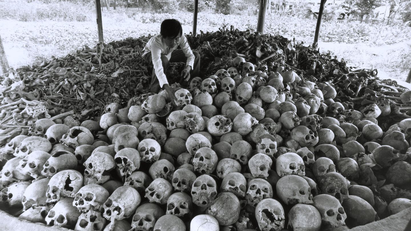 Anklage der toten Kinder Killing Fields Gedenkstaette Kambodscha 1979. Gebeine von ermordeten Kindern sind in einem Brunnen nahe der kambodschanischen Provinzstadt Ba Chunc zu einem Mahnmal aufgetürmt
