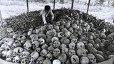 Killing Fields Gedenkstaette Kambodscha 1979. Gebeine von ermordeten Kindern sind in einem Brunnen nahe der kambodschanischen Provinzstadt Ba Chunc zu einem Mahnmal aufgetürmt