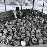 Killing Fields Gedenkstaette Kambodscha 1979. Gebeine von ermordeten Kindern sind in einem Brunnen nahe der kambodschanischen Provinzstadt Ba Chunc zu einem Mahnmal aufgetürmt