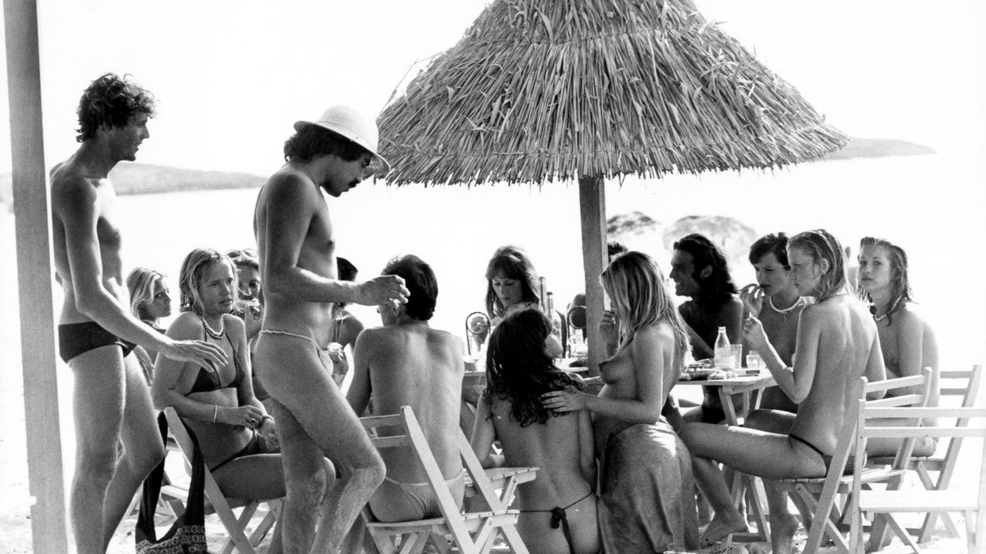Nacktbader und Nachtschwärmer Touristen am Strand
