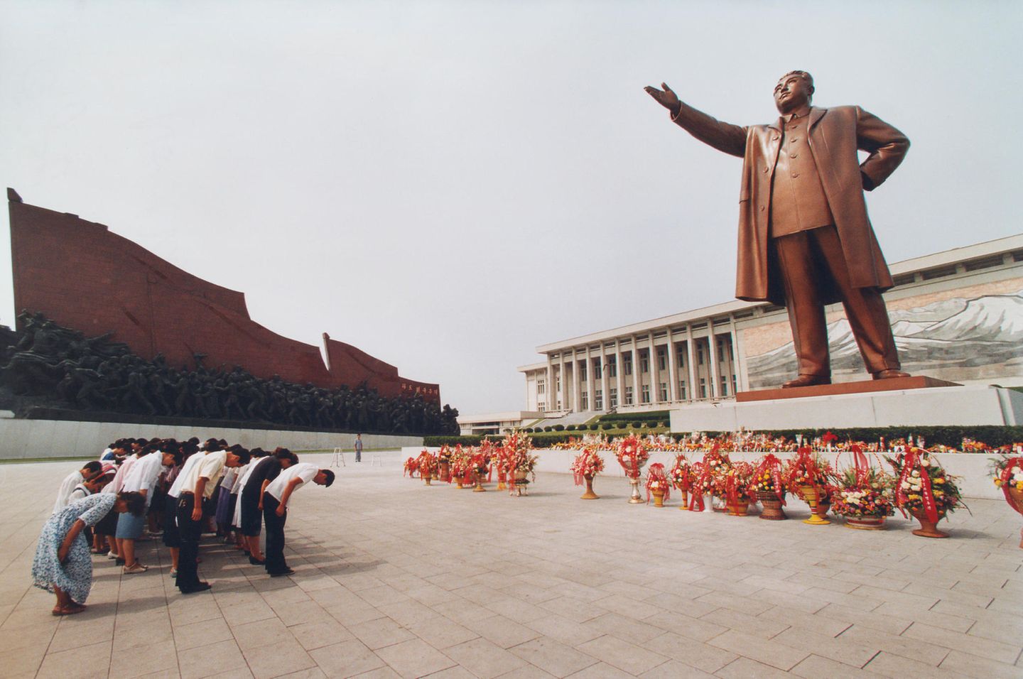 Bücklinge und Blumensträuße Denkmal von KIM Il Sung