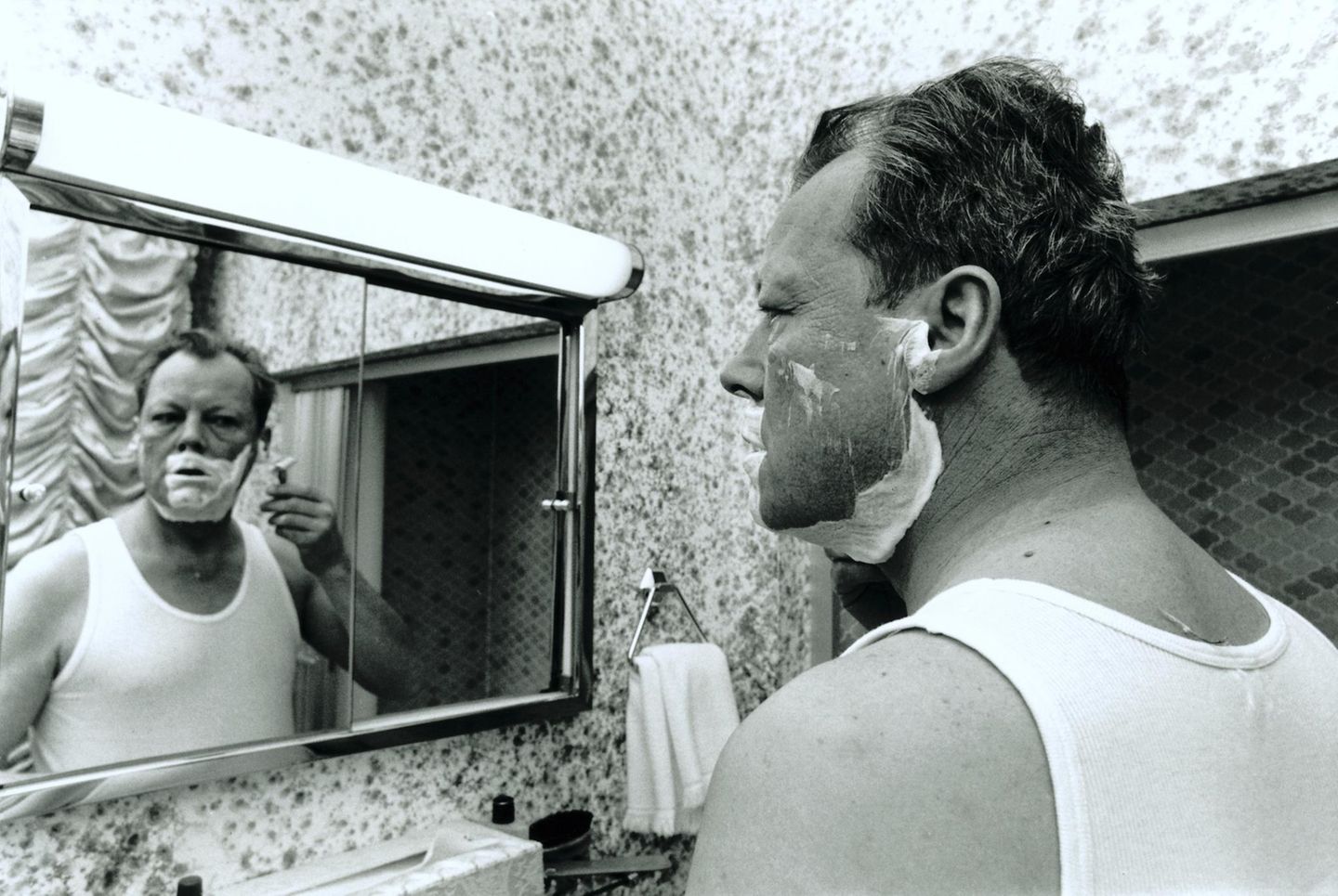 Wiily Brandt beim rasieren im Hotel