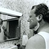 Wiily Brandt beim rasieren im Hotel