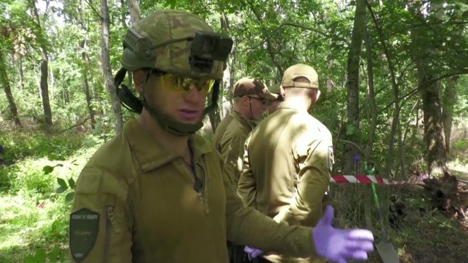 "Das ist die 445. Leiche": Ukrainischer Suchtrupp spürt russische Gefallene auf