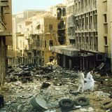 Hochzeitspaar zwischen Truemmern Libanon 1983