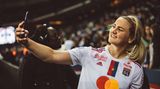 Im Sommer 2023 ging es plötzlich Schlag auf Schlag. Zunächst sorgte Lindsey Horan für Furore. Ende Juni wurde bekannt, dass die Mittelfeldspielerin aus ihrer US-Heimat nach Frankreich wechselt: von den Portland Thorns nach Lyon. Wert des Deals laut Medienberichten: 250.000 Euro mit Bonuszahlungen von bis zu 50.000 Euro.