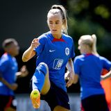 Lindsey Horan wurde schnell von Platz zwei der teuersten Transfers im Frauenfußball verdrängt. Und wieder war der VfL Wolfsburg der Nutznießer. Der Verein verkaufte Anfang Juli 2023 Jill Roord an Manchester City. Die Engländer sollen für die niederländische Mittelfeldspielerin Medienberichten zufolge mehr als 300.000 Pfund (rund 411.000 Euro) gezahlt haben. Die 26-Jährige unterzeichnete demnach einen Drei-Jahres-Vertrag. Sie hatte 2017 mit der niederländischen Nationalmannschaft die Europameisterschaft im eigenen Land gewonnen.