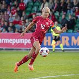 Der VfL Wolfsburg war an gleich zwei Super-Transfers dieser Rangliste beteiligt. 2020 sorgte der Verkauf der Dänin Pernille Harder an Chelsea für einen neuen Rekord im Frauenfußball. In Medienberichten ist bis heute oft von einer Ablöse von rund 350.000 Euro die Rede. Der Eintrag bei Guinness World Records für den bis dato teuersten Transfer im Frauenfußball belief sich allerdings auf "nur" 250.000 Pfund, knapp 280.000 Euro. Damit würde sich Harder den vierten Platz mit England teilen.