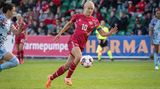 Der VfL Wolfsburg war an gleich zwei Super-Transfers dieser Rangliste beteiligt. 2020 sorgte der Verkauf der Dänin Pernille Harder an Chelsea für einen neuen Rekord im Frauenfußball. In Medienberichten ist bis heute oft von einer Ablöse von rund 350.000 Euro die Rede. Der Eintrag bei Guinness World Records für den bis dato teuersten Transfer im Frauenfußball belief sich allerdings auf "nur" 250.000 Pfund, knapp 280.000 Euro. Damit würde sich Harder den vierten Platz mit England teilen.
