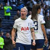 Das Jahr 2023 fing mit einem Paukenschlag im Frauenfußball an. Es wurde bekannt: Bethany England wechselt von Chelsea zu Tottenham Hotspur. Kostenpunkt des Deals: 250.000 Pfund, umgerechnet rund 280.000 Euro. Das war Rekord für einen Transfer in der obersten Frauenfußballliga Englands.