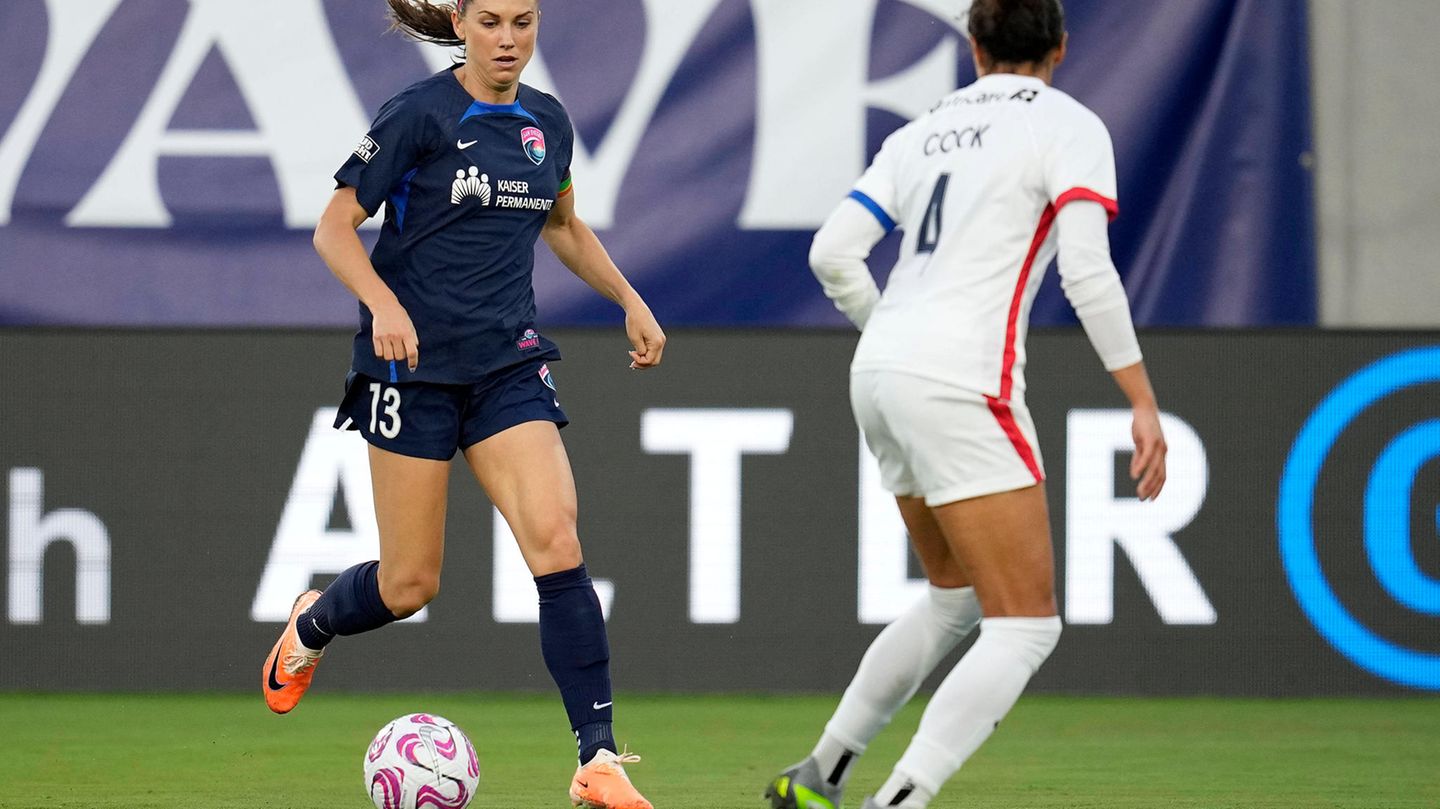 #6 Alex Morgan Die Ablösesummen im Frauenfußball sind Welten von denen der Männer entfernt. Aber trotzdem zeigt sich auch hier die Kaufkraft der US-Liga. 2021 sorgte Alex Morgan für Schlagzeilen. Die Stürmerin ging für 275.000 US-Dollar, rund 240.000 Euro, von Orlando Pride zu San Diego Wave. Das ist bis heute die sechsthöchste Ablöse im Frauenfußball. Morgan gewann 2015 und 2019 mit der US-Nationalmannschaft den WM-Titel.