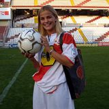 Fast 20 Jahre lang die Teuerste: Die Ablösesumme für die Brasilianerin Milene Domingues belief sich 2002 auf 310.000 US-Dollar, damals rund 235.000 Euro. Domingues folgte ihrem Ehemann nach Spanien, dem brasilianischen Fußballstar Ronaldo. "Laut ihrem Mann spielt sie wie Zinedine Zidane", berichtete die BBC damals über Domingues. Das Ex-Model und Ronaldo haben einen gemeinsamen Sohn. Die Ehe hielt von 1999 bis 2003. Im Jahr der Scheidung trat die Mittelfeldspielerin mit der brasilianischen Nationalmannschaft bei der WM an.