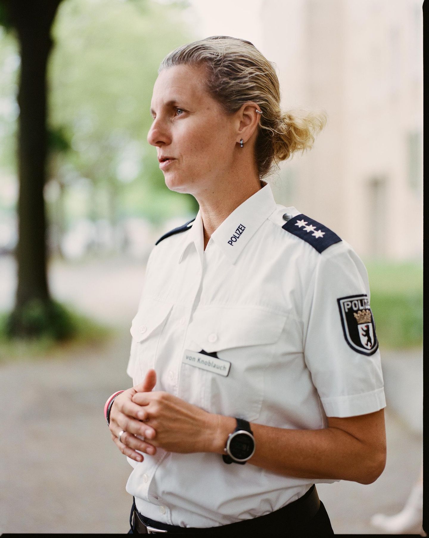 Anne Knoblauch Queer-Beauftragte der Polizei Berlin: Eine Frau in Uniform blickt in die Ferne