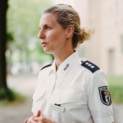 Anne Knoblauch Queer-Beauftragte der Polizei Berlin: Eine Frau in Uniform blickt in die Ferne