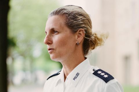 Anne Knoblauch Queer-Beauftragte der Polizei Berlin: Eine Frau in Uniform blickt in die Ferne