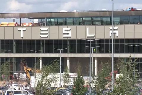 Video: Tesla will Preiskampf in turbulenten Zeiten fortsetzen