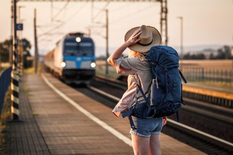 Der Umwelt zuliebe fahren viele mit dem Zug in den Urlaub. Das ist nicht selten deutlich teurer als der Flug. 