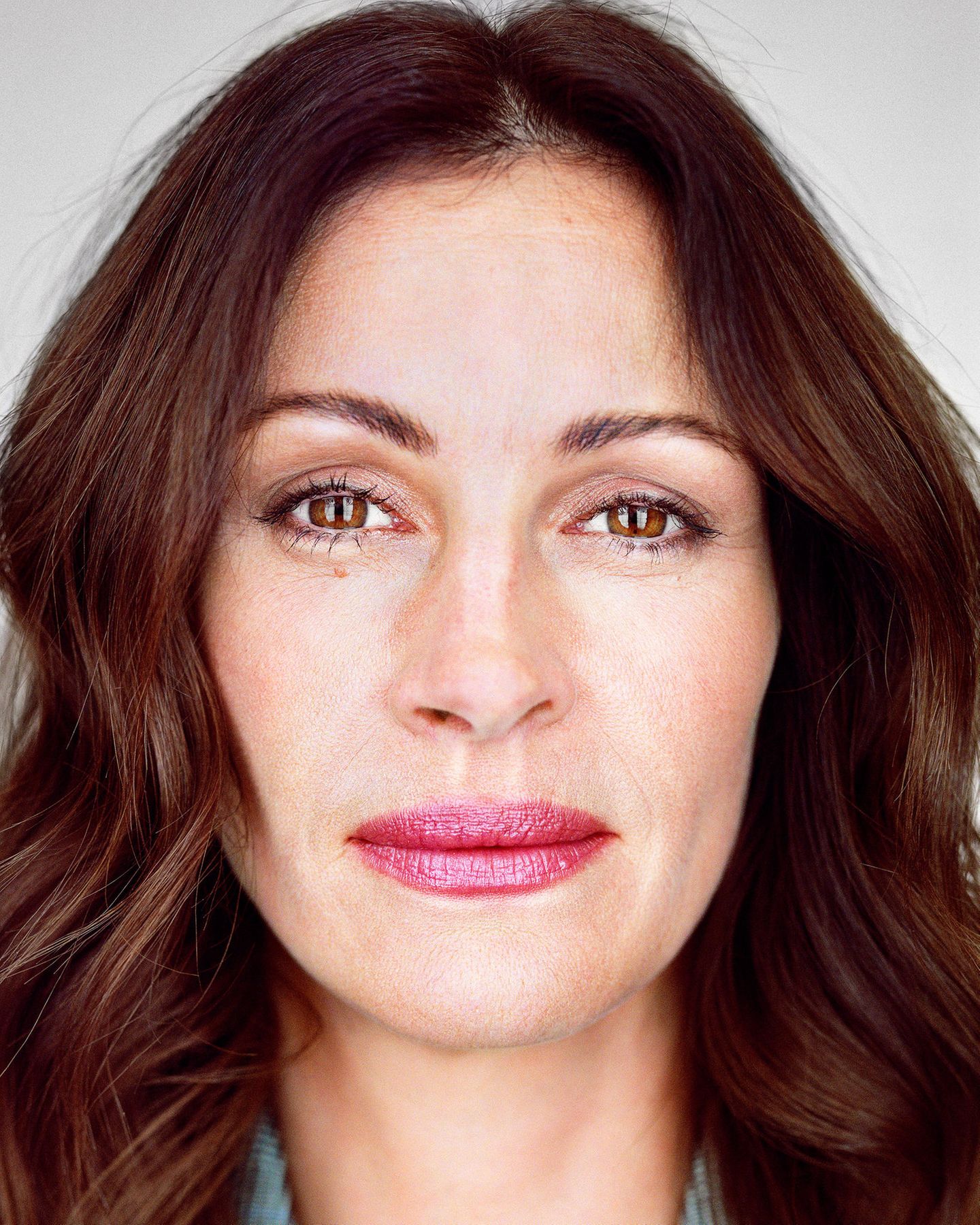 Julia Roberts fotografiert von Martin Schoeller. Eine Frau in Nahaufnahme mit langen Haaren, vollen Lippen und klarem Blick