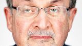 Salman Rushdie fotografiert von Martin Schoeller, ein Mann mit Brille und leichtem Bart