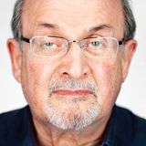 Salman Rushdie fotografiert von Martin Schoeller, ein Mann mit Brille und leichtem Bart