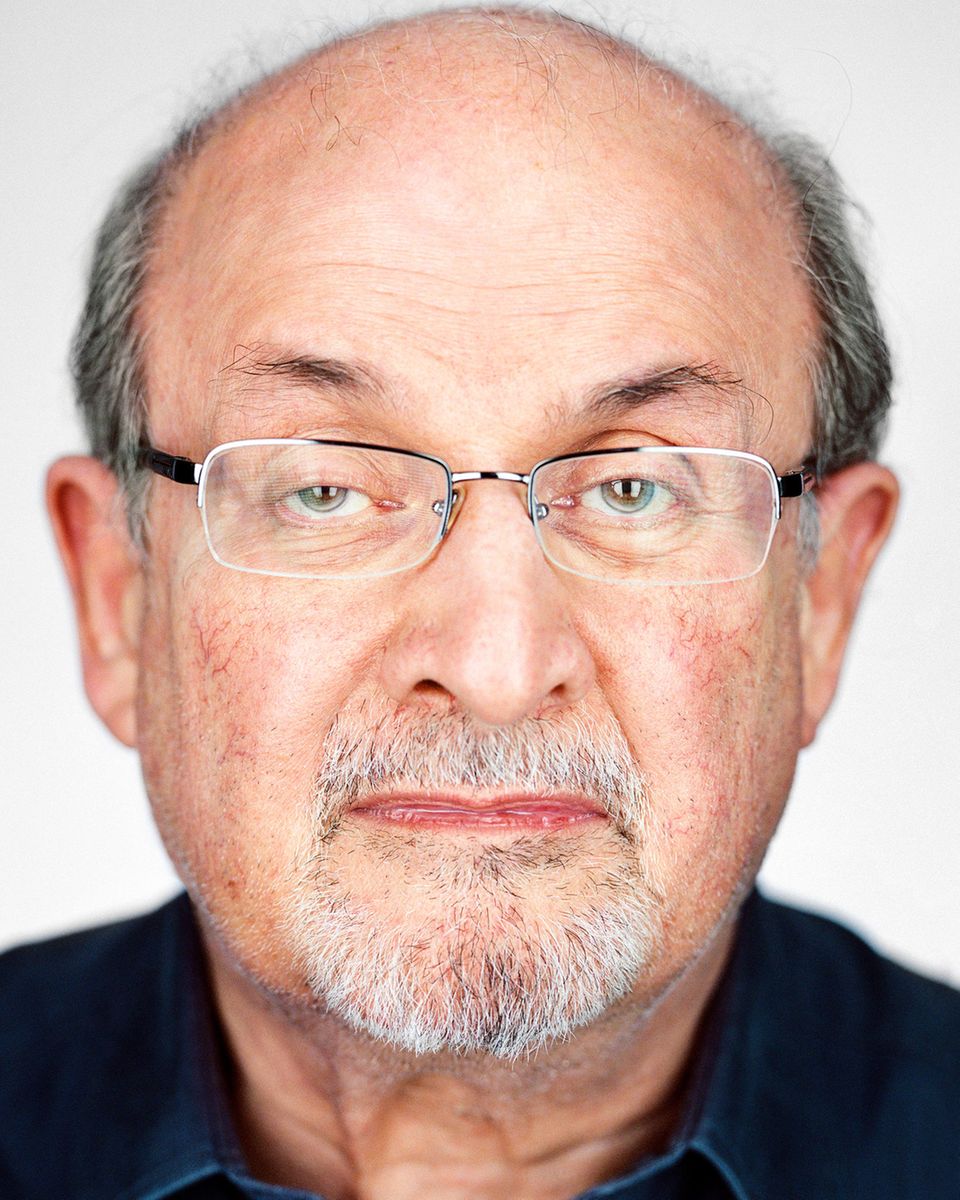 Salman Rushdie Martin Schoeller Salman Rushdie fotografiert von Martin Schoeller, ein Mann mit Brille und leichtem Bart