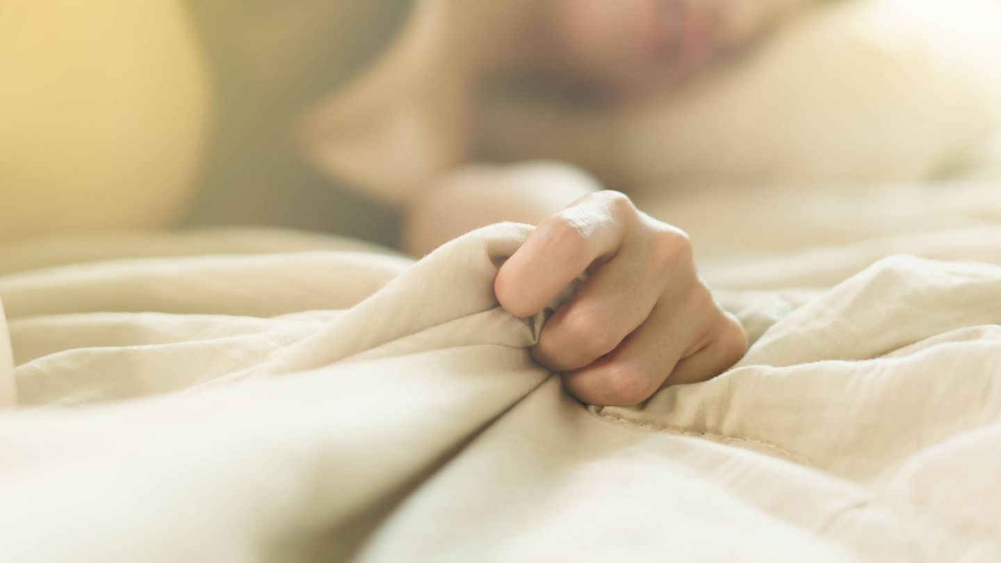 Why women prefer to use their own mental cinema when masturbating